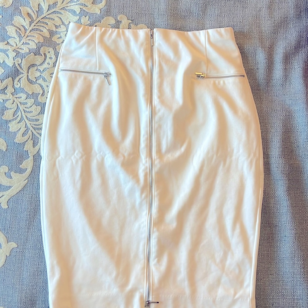 Jennifer Lopez white skirt